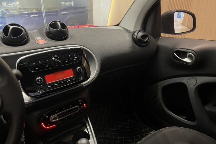 Used smart fortwo 2019 0.9T 66kW Hardtop Wind Power Edition China VI Interior 3