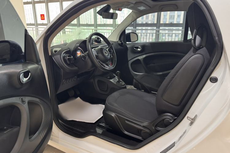 Used smart fortwo 2019 0.9T 66kW Hardtop Wind Power Edition China VI Interior 3