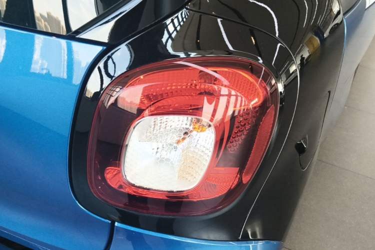 Used smart fortwo 2019 0.9T 66kW Hardtop Wind Power Edition China VI Right Rear Taillight