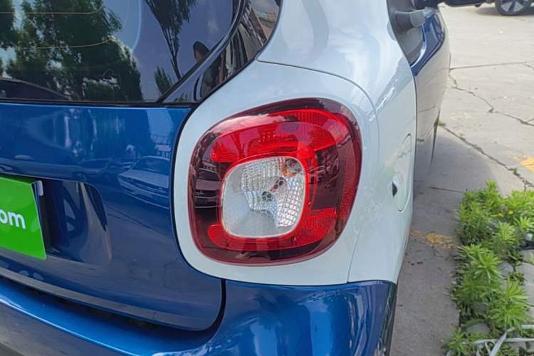 Used smart fortwo 2019 0.9T 66kW Hardtop Wind Power Edition China VI Right Rear Taillight