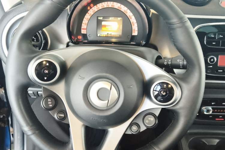 Used smart fortwo 2019 0.9T 66kW Hardtop Wind Power Edition China VI Steering Wheel