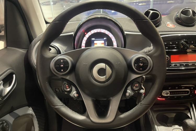 Used smart fortwo 2019 0.9T 66kW Hardtop Wind Power Edition China VI Steering Wheel