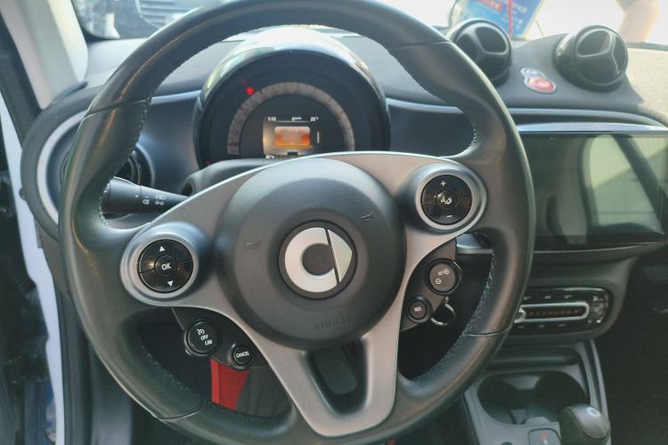 Used smart fortwo 2019 0.9T 66kW Hardtop Wind Power Edition China VI Steering Wheel