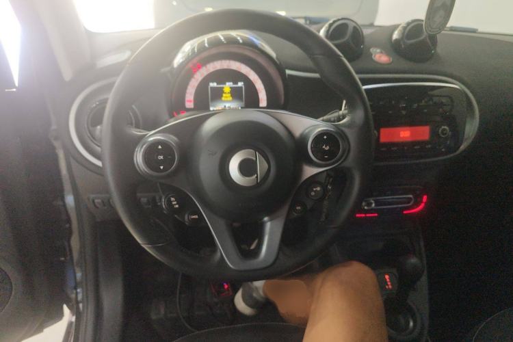 Used smart fortwo 2019 0.9T 66kW Hardtop Wind Power Edition China VI Steering Wheel