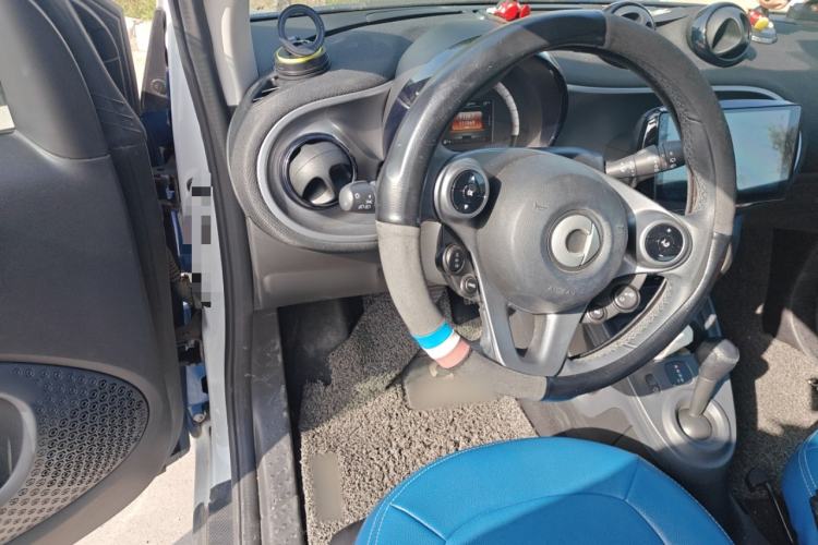 Used smart fortwo 2019 0.9T 66kW Hardtop Wind Power Edition China VI Steering Wheel