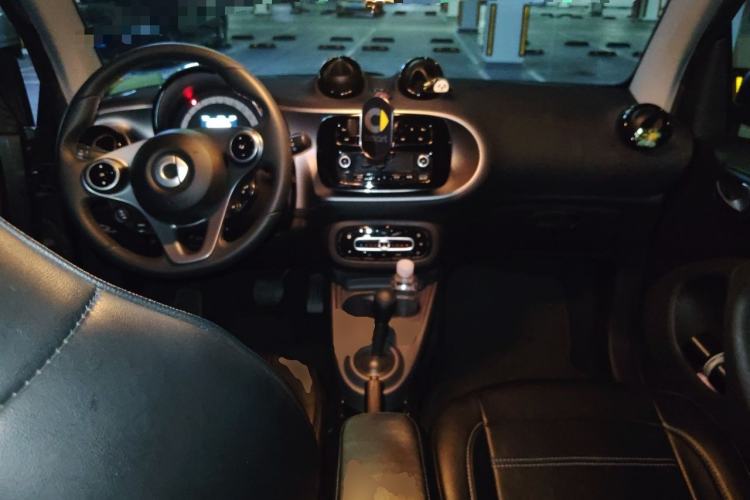 Used smart fortwo 2019 0.9T 66kW Hardtop Wind Power Edition China VI Center Console