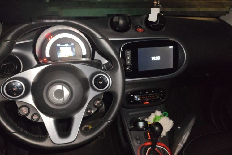 Used smart fortwo 2019 0.9T 66kW Hardtop Engine Version China VI Emission Standard Center Console