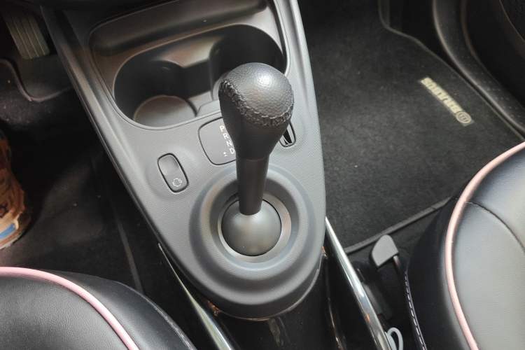 Used smart fortwo 2019 0.9T 66kW Hardtop Wind Power Edition China VI Gear Lever