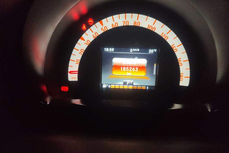 Used smart fortwo 2019 0.9T 66kW Hardtop Engine Version China VI Emission Standard Odometer Close Up