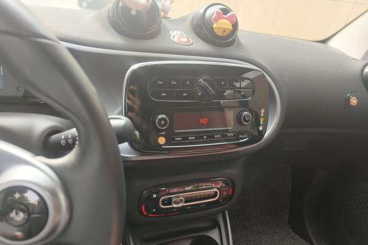 Used smart fortwo 2019 0.9T 66kW Hardtop Wind Power Edition China VI Audio And AC Panel