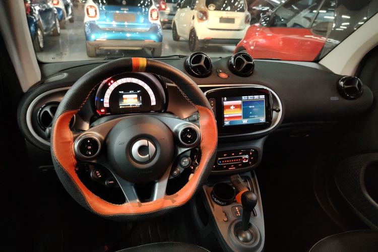 Used smart fortwo 2019 0.9T 66kW Hardtop Engine Version China VI Emission Standard Center Console