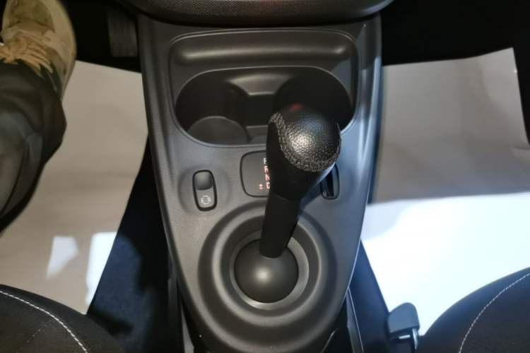 Used smart fortwo 2019 0.9T 66kW Hardtop Wind Power Edition China VI Gear Lever