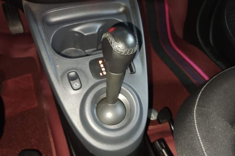 Used smart fortwo 2019 0.9T 66kW Hardtop Wind Power Edition China VI Gear Lever