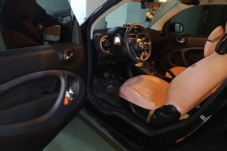 Used smart fortwo 2019 0.9T 66kW Hardtop Wind Power Edition China VI Interior 3