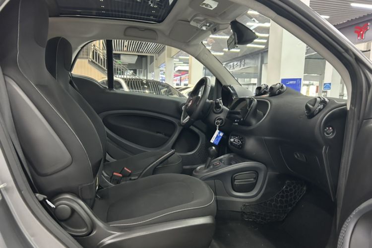 Used smart fortwo 2019 0.9T 66kW Hardtop Wind Power Edition China VI Interior 3