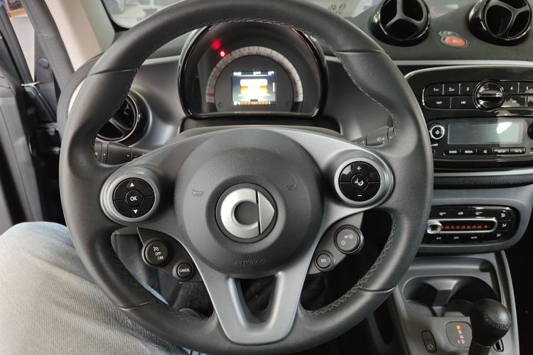 Used smart fortwo 2019 0.9T 66kW Hardtop Wind Power Edition China VI Steering Wheel