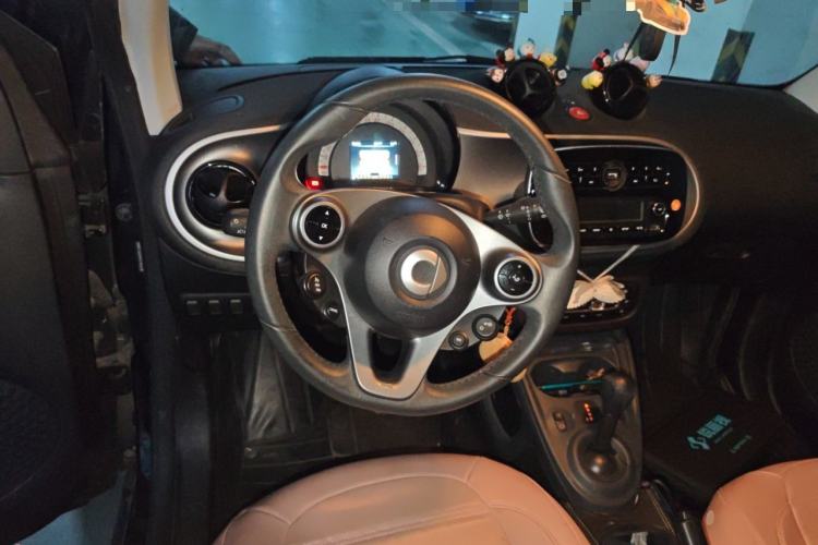 Used smart fortwo 2019 0.9T 66kW Hardtop Wind Power Edition China VI Steering Wheel