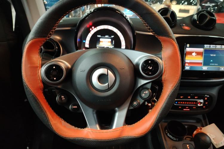 Used smart fortwo 2019 0.9T 66kW Hardtop Engine Version China VI Emission Standard Steering Wheel