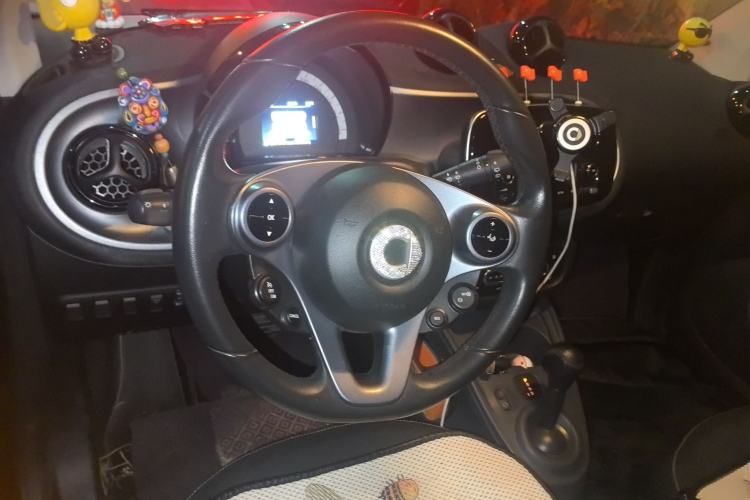 Used smart fortwo 2019 0.9T 66kW Hardtop Wind Power Edition China VI Steering Wheel
