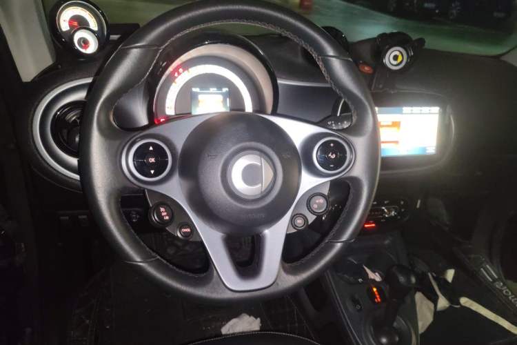 Used smart fortwo 2019 0.9T 66kW Hardtop Pioneer Edition China VI Steering Wheel