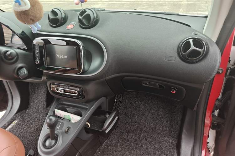 Used smart fortwo 2019 0.9T 66kW Hardtop Engine Version China VI Emission Standard Audio And AC Panel