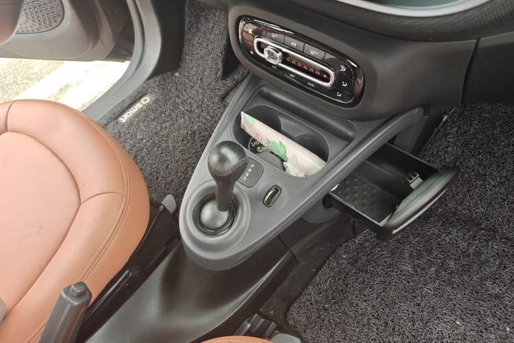 Used smart fortwo 2019 0.9T 66kW Hardtop Engine Version China VI Emission Standard Gear Lever