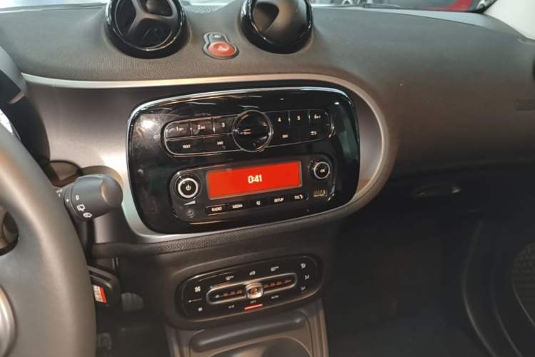 Used smart fortwo 2019 0.9T 66kW Hardtop Wind Power Edition China VI Audio And AC Panel