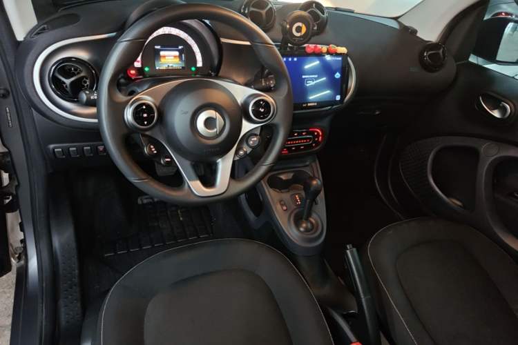 Used smart fortwo 2019 0.9T 66kW Hardtop Wind Power Edition China VI Center Console