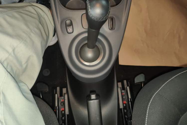 Used smart fortwo 2019 0.9T 66kW Hardtop Wind Power Edition China VI Gear Lever