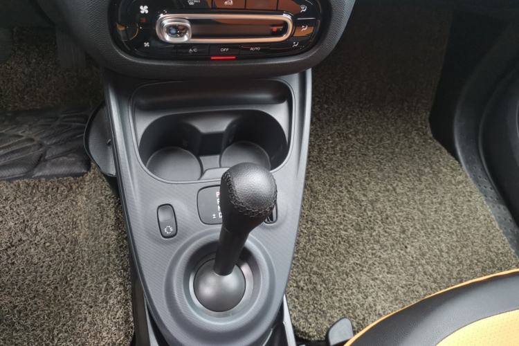 Used smart fortwo 2019 0.9T 66kW Hardtop Wind Power Edition China VI Gear Lever