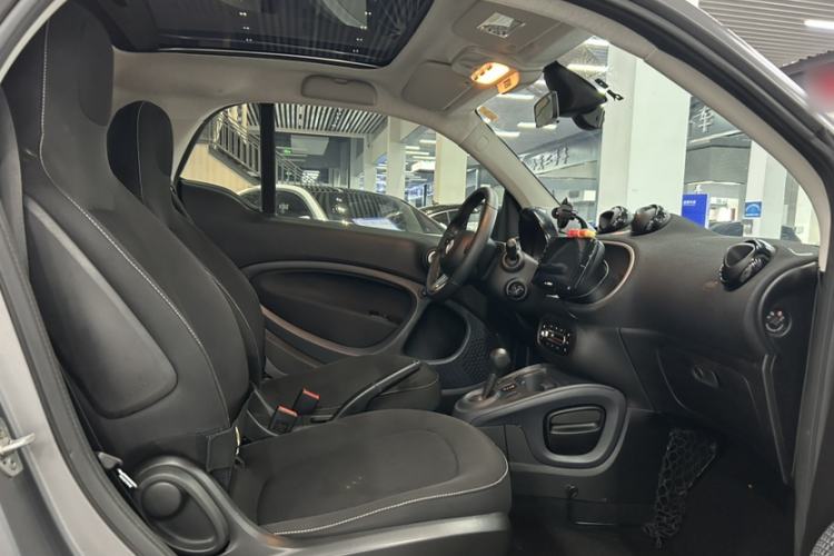 Used smart fortwo 2019 0.9T 66kW Hardtop Wind Power Edition China VI Interior 2