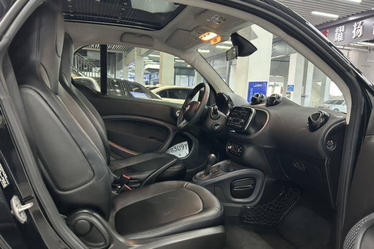 Used smart fortwo 2019 0.9T 66kW Hardtop Wind Power Edition China VI Interior 3