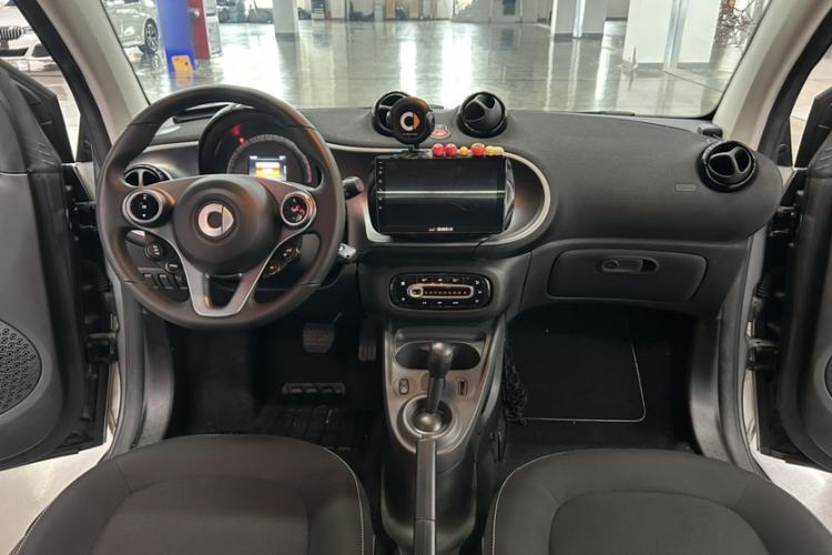 Used smart fortwo 2019 0.9T 66kW Hardtop Wind Power Edition China VI Interior 3