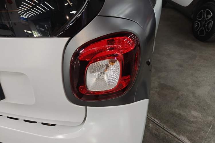 Used smart fortwo 2019 0.9T 66kW Hardtop Wind Power Edition China VI Right Rear Taillight