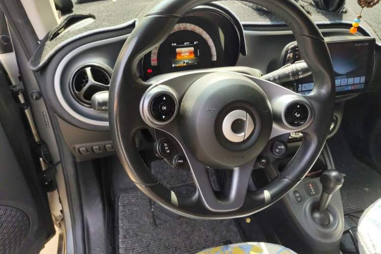 Used smart fortwo 2019 0.9T 66kW Hardtop Wind Power Edition China VI Steering Wheel