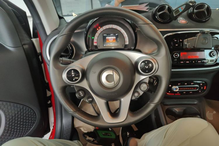 Used smart fortwo 2019 0.9T 66kW Hardtop Wind Power Edition China VI Steering Wheel