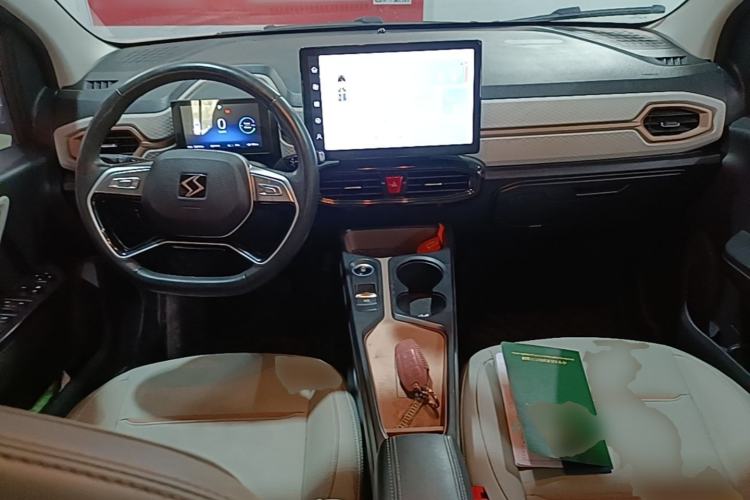 Used SOL E10X 2021 302 km Range Luxury Version 31.4 kWh Center Console