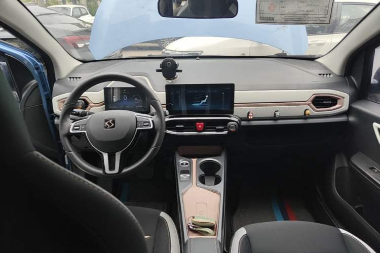 Used SOL E10X 2021 302 km Range Fashion Edition 31.4 kWh Center Console