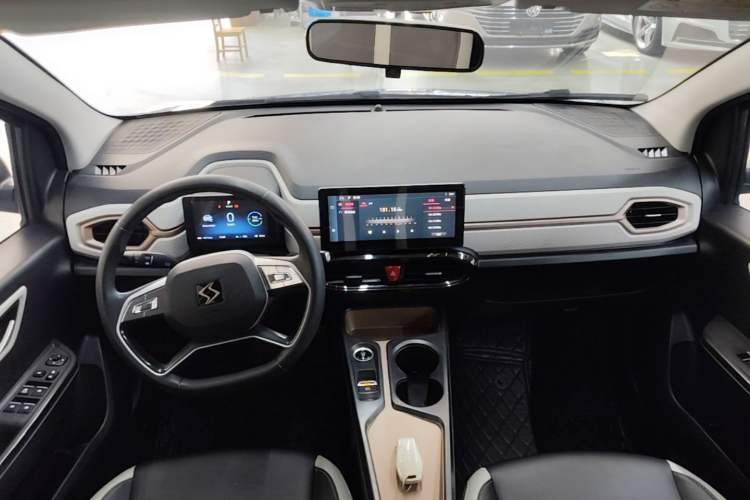 Used SOL E10X 2021 302 km Range Fashion Edition 30.2 kWh Center Console