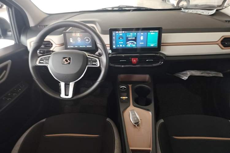 Used SOL E10X 2021 302 km Range Luxury Version 30.2 kWh Center Console