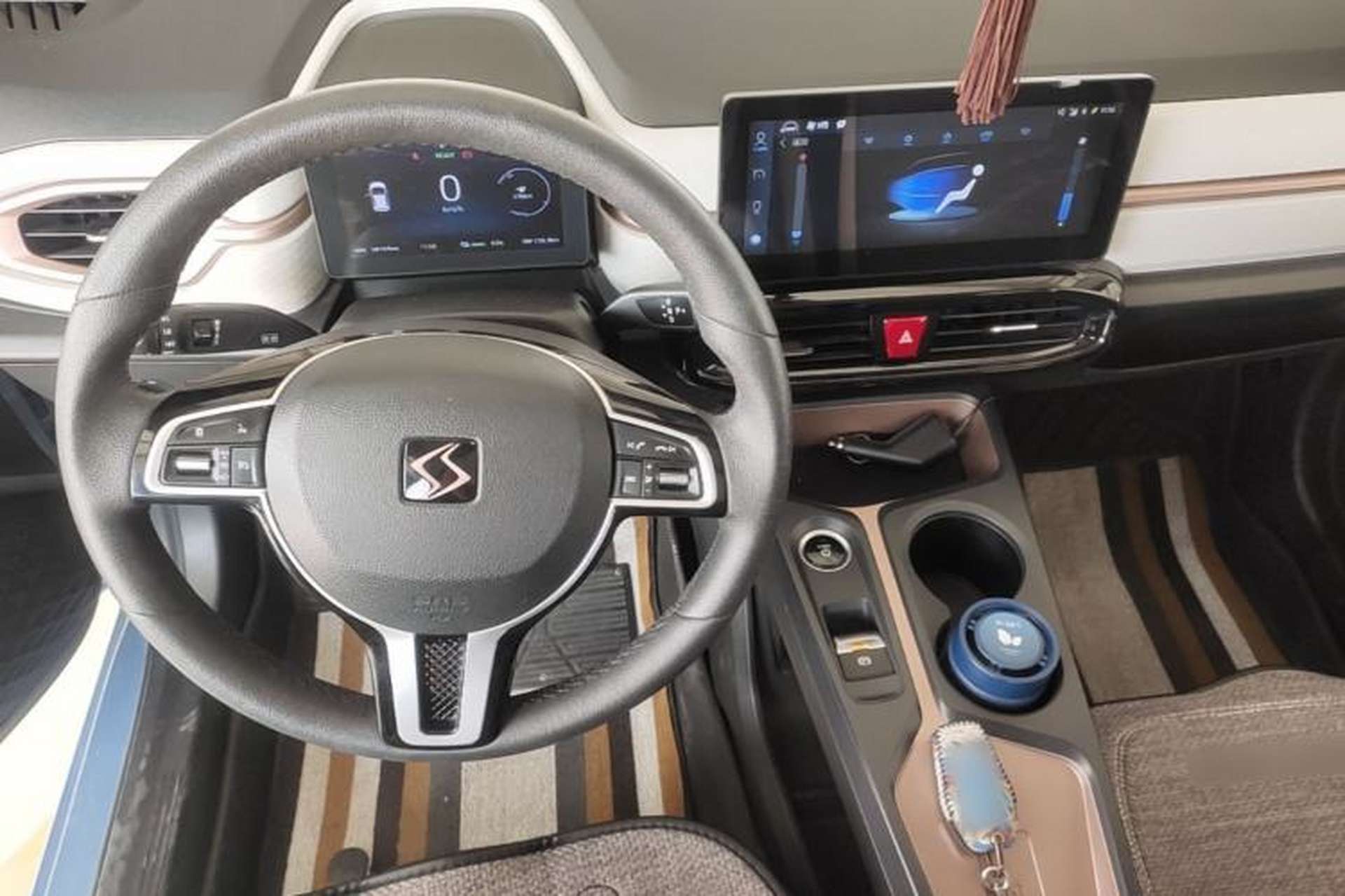 Used SOL E10X 2021 302 km Range Fashion Edition 30.2 kWh Center Console
