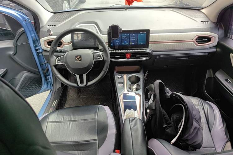 Used SOL E10X 2021 302 km Range Luxury Version 31.4 kWh Center Console