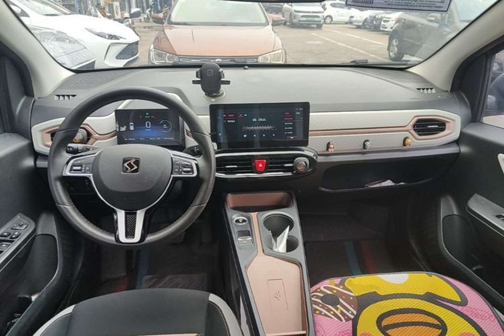 Used SOL E10X 2021 302 km Range Fashion Edition 31.4 kWh Center Console