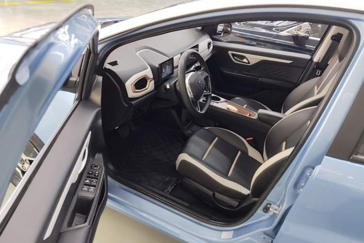 Used SOL E10X 2021 302 km Range Fashion Edition 30.2 kWh Driver Seat