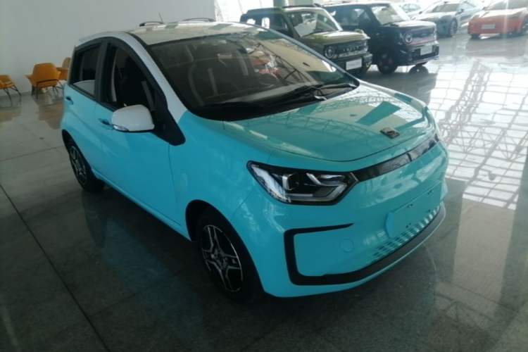 Used SOL E10X 2021 302 km Range Fashion Edition 31.4 kWh Front Right 45 Deg