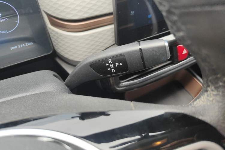 Used SOL E10X 2021 302 km Range Fashion Edition 31.4 kWh Gear Lever