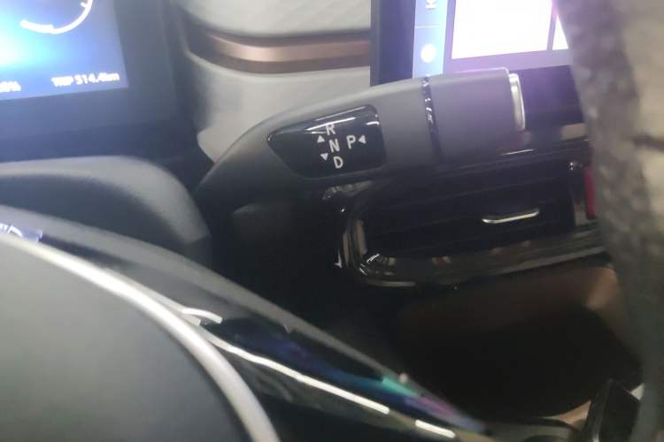 Used SOL E10X 2021 302 km Range Luxury Version 31.4 kWh Gear Lever