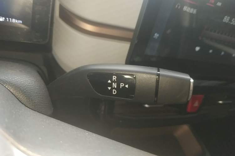 Used SOL E10X 2021 302 km Range Fashion Edition 31.4 kWh Gear Lever