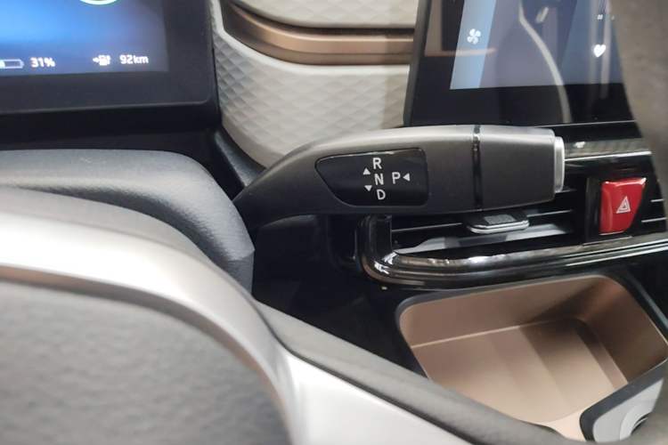Used SOL E10X 2021 302 km Range Fashion Edition 30.2 kWh Gear Lever