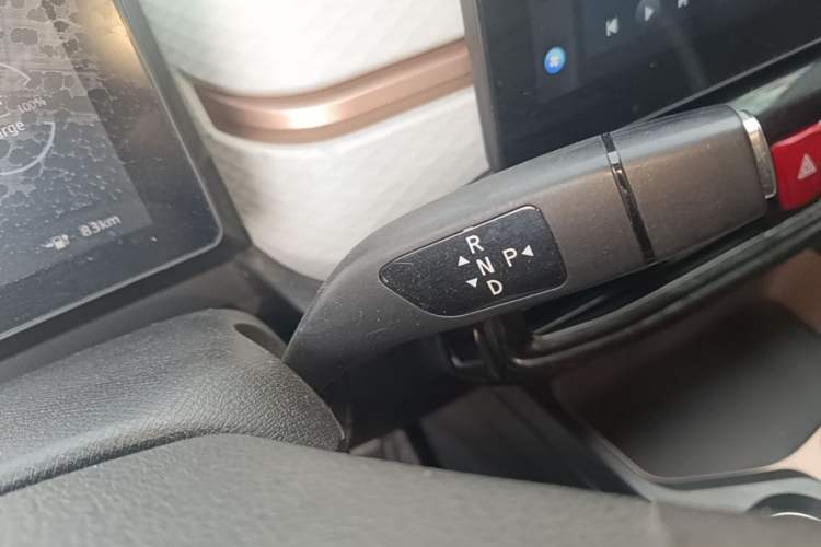 Used SOL E10X 2021 302 km Range Fashion Edition 31.4 kWh Gear Lever